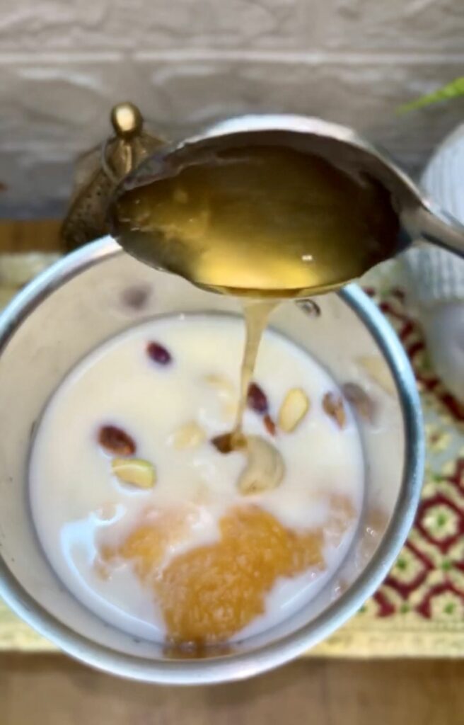 Muskmelon smoothie with slices of fresh muskmelon on the side
