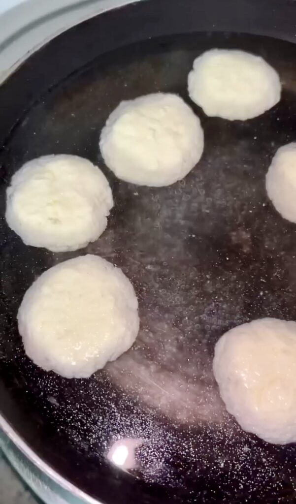 Crispy cheese dumplings paired with dipping sauce