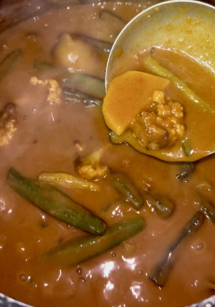 Easy vegan curry with chickpeas and spinach
